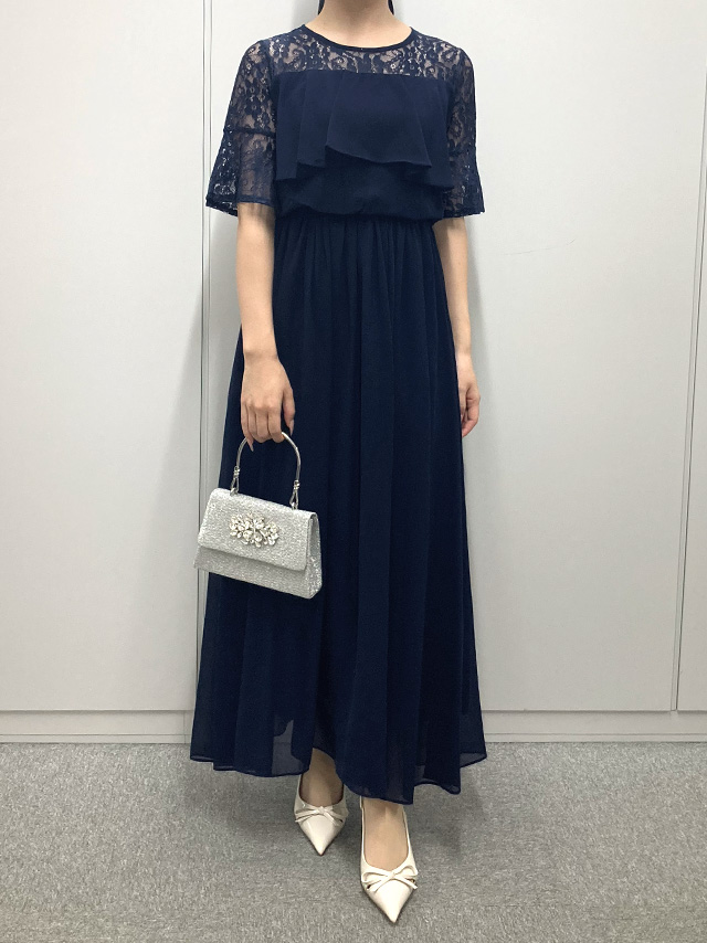 身長155cm骨格ウェーブのスタッフがrt-ld88202-1(ネイビー)を着用したフロント画像