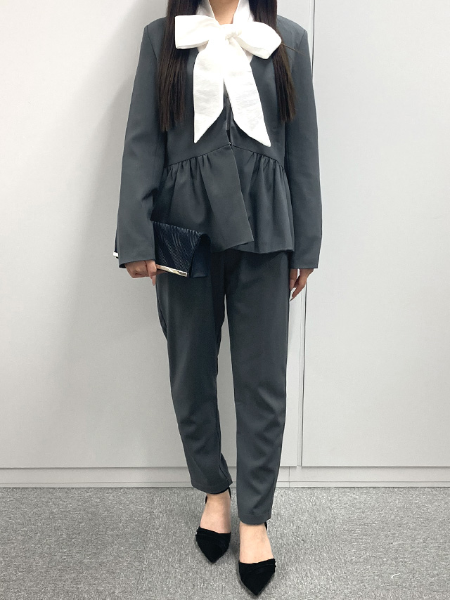 身長155cm骨格ウェーブのスタッフがrt-st7477(ダークグレー)を着用したフロント画像