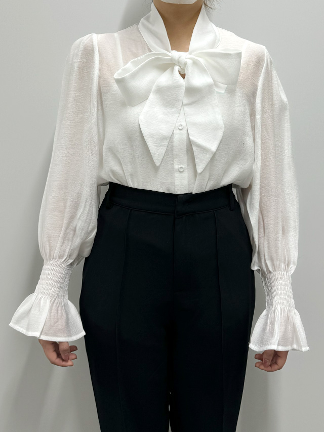 身長159cm骨格ストレートのスタッフがrt-tp88632(ホワイト))を着用したフロント画像