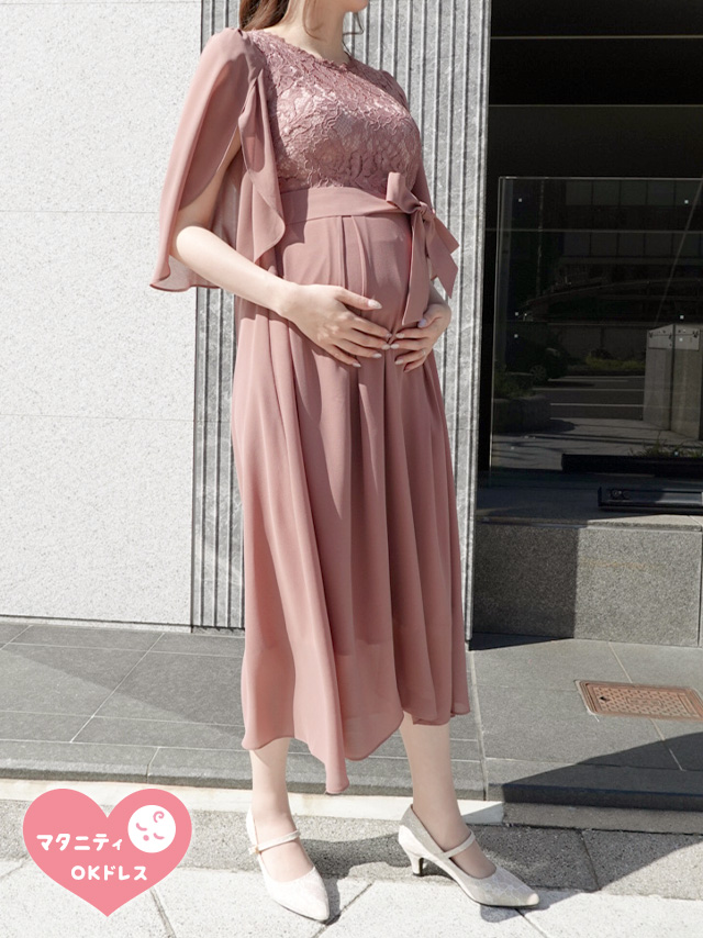 167cm妊婦スタッフsakuraが着用する袖ありウエストリボン付きフラワーレース×シフォンフレアパーティードレス(ダスティピンク)のフロント画像
