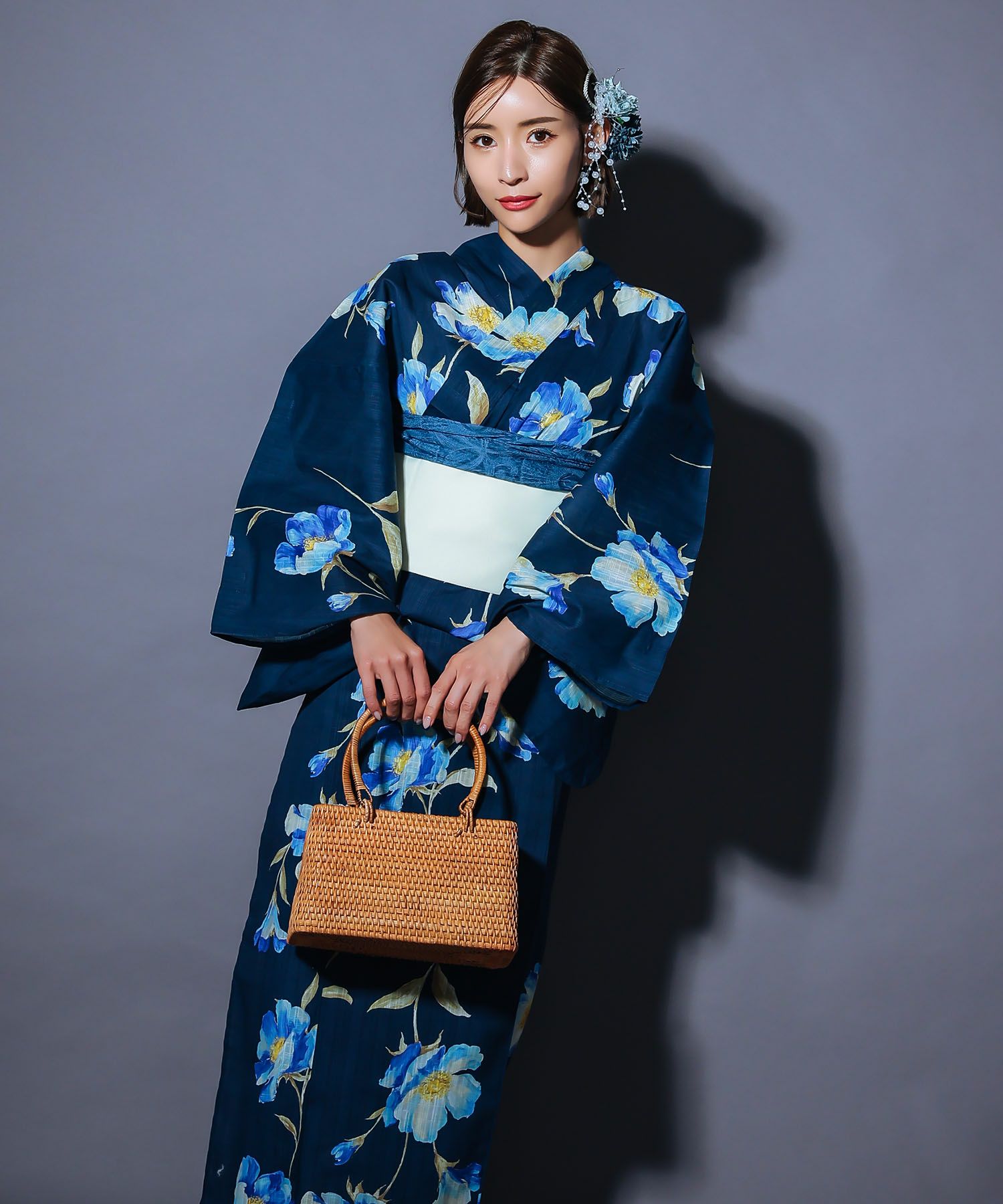 濃紺地に個性的な油彩牡丹 大人の3点セットレディース浴衣(浴衣+平帯or